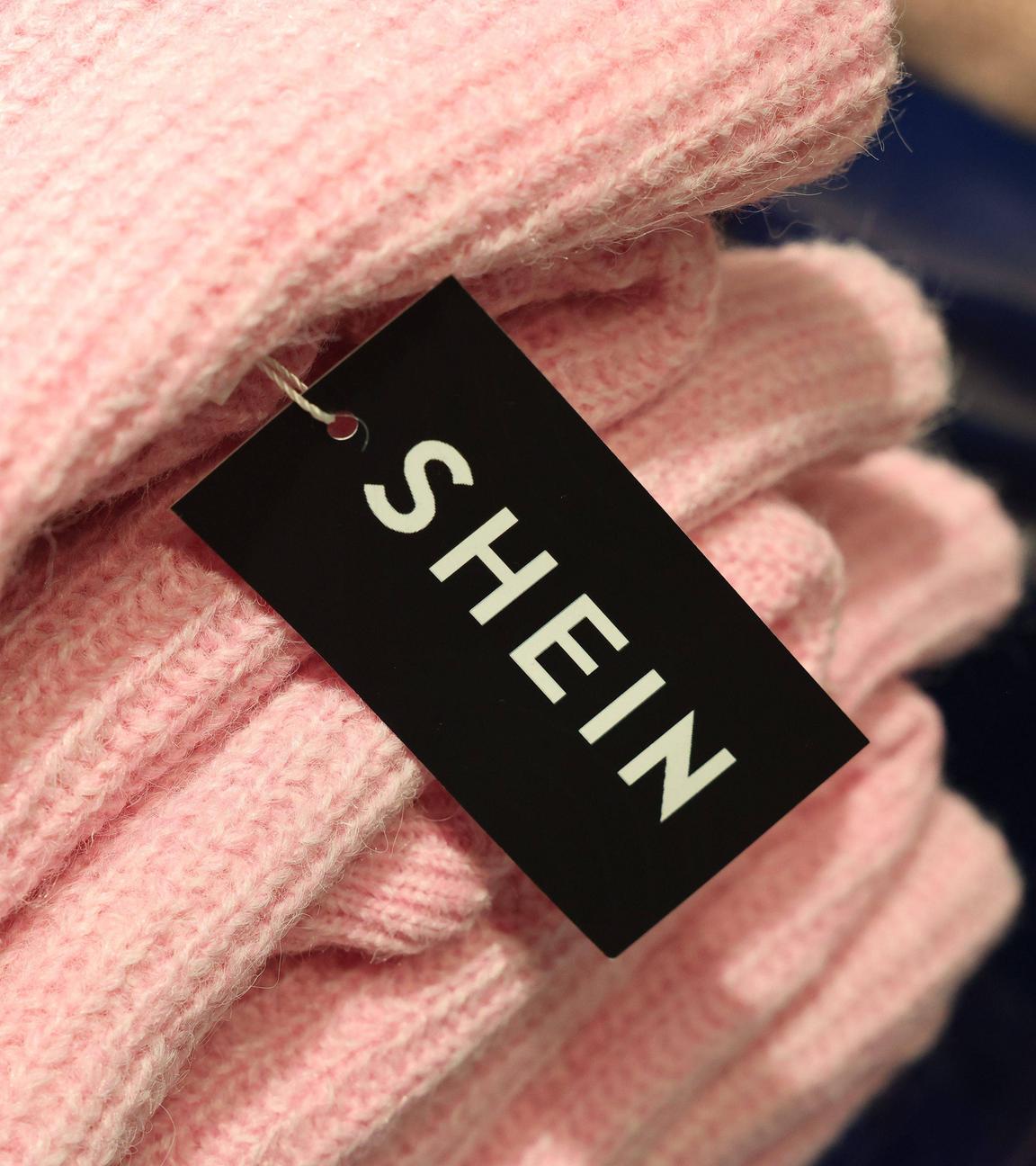 Ein Shein-Schildchen an einem Pullover bei der Eröffnung des Shein-Geschäfts in Paris
