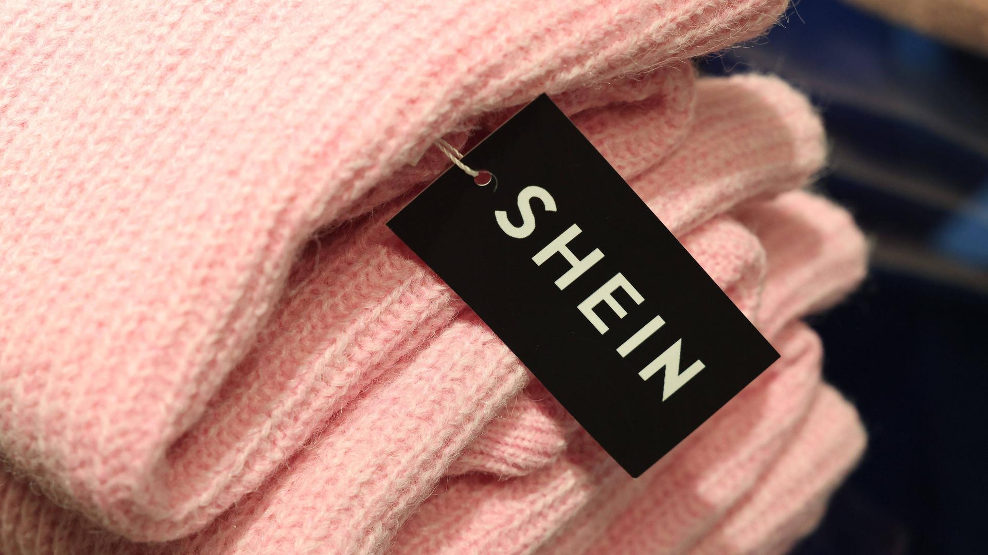 Ein Shein-Schildchen an einem Pullover bei der Eröffnung des Shein-Geschäfts in Paris