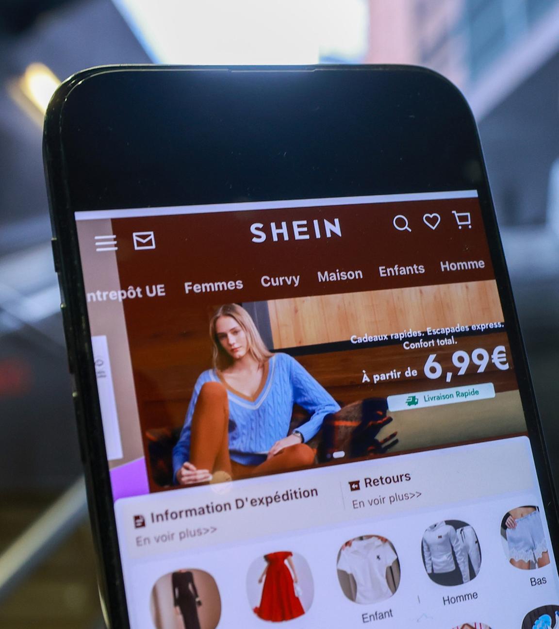 Die Webseite des Online Händlers Shein ist auf einem Smartphonedisplay zu sehen. (Symbolfoto)