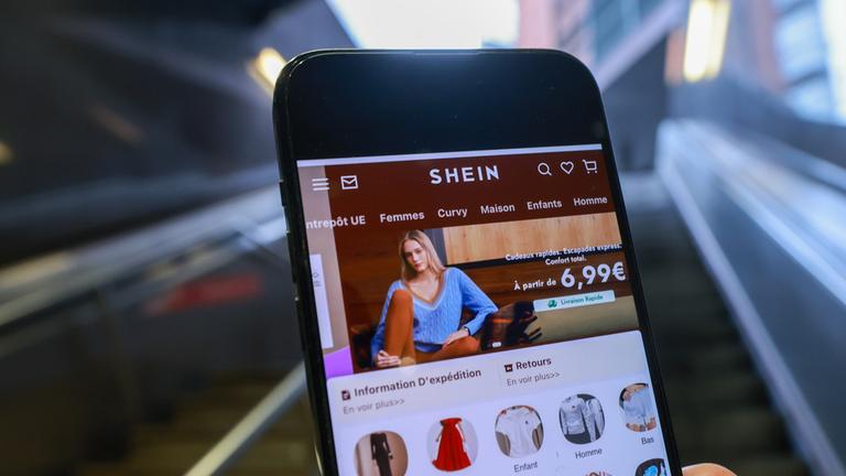 Die Webseite des Online Händlers Shein ist auf einem Smartphonedisplay zu sehen. (Symbolfoto)