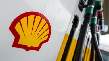 Shell-Logo klebt an einer Shell-Tankstelle. 
