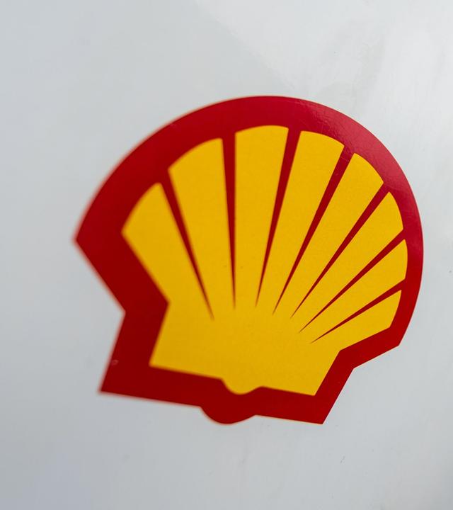 Shell-Logo klebt an einer Shell-Tankstelle. 