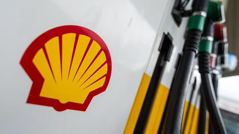 Shell-Logo klebt an einer Shell-Tankstelle. 