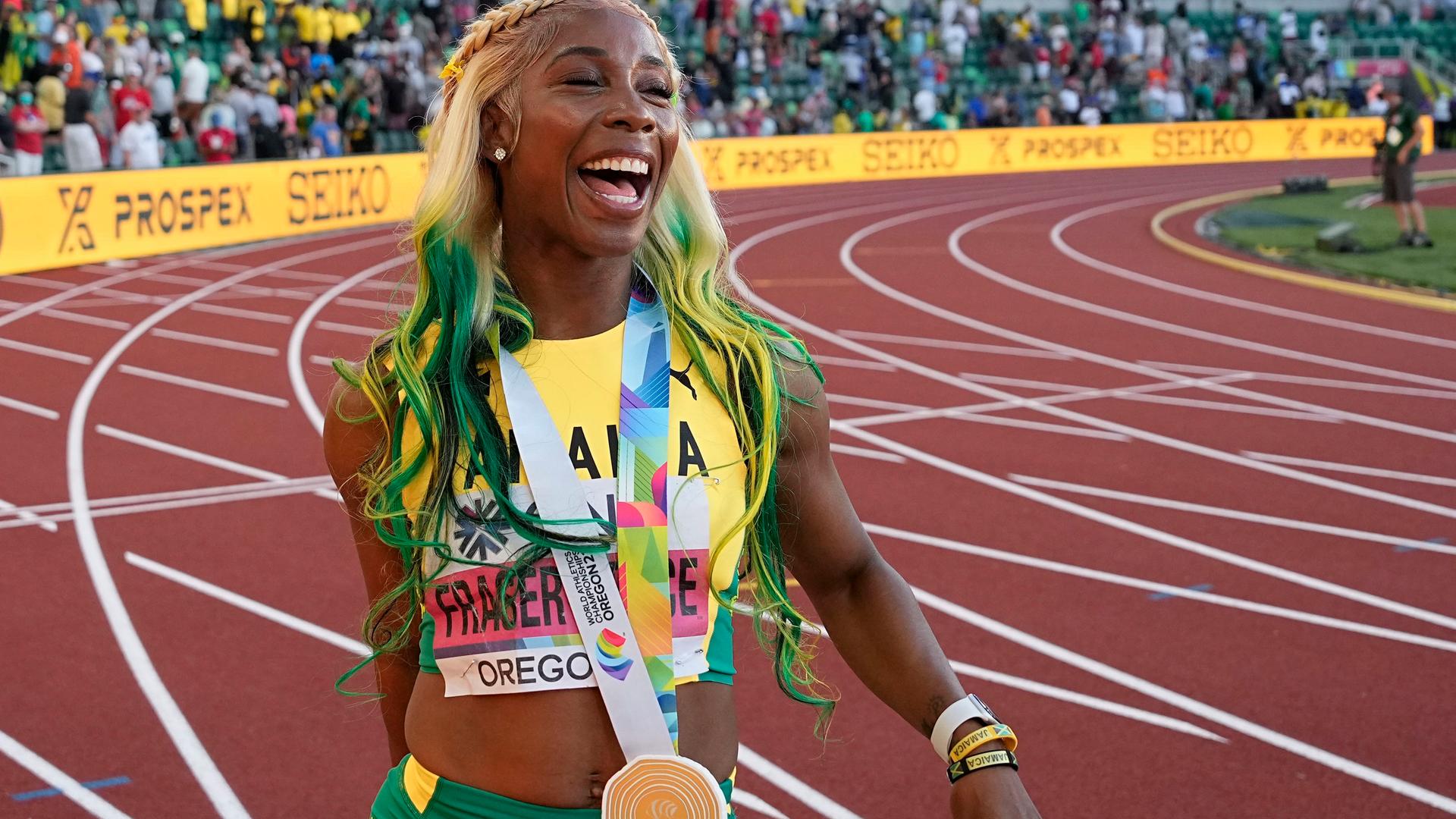 Shelly-Ann Fraser-Pryce jubelt bei der Leichtathletik-WM nach ihrem Sieg über 100 Meter.