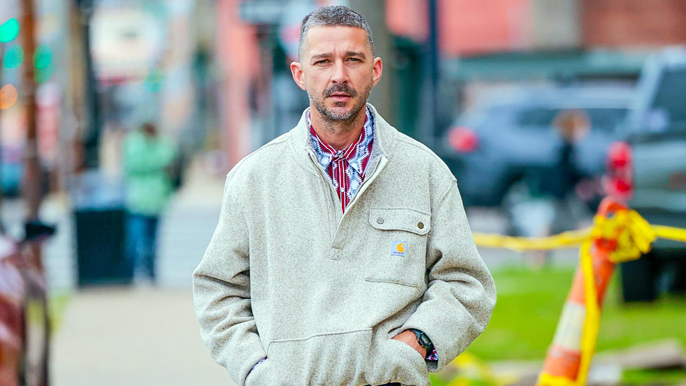 US-Schauspieler Shia LaBeouf geht einen Weg entlang.