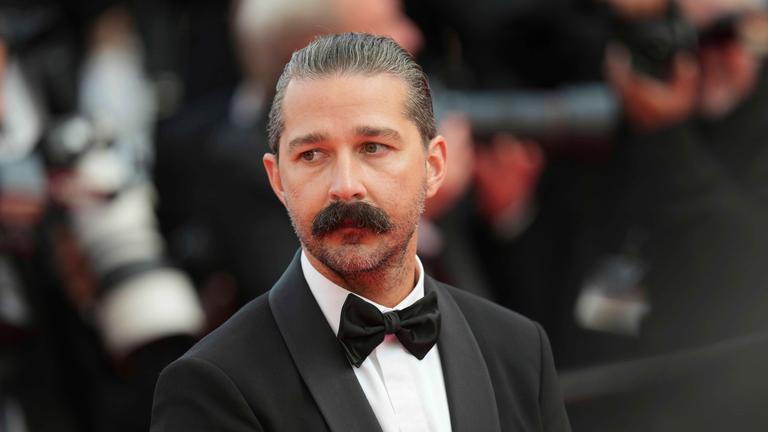 Schauspieler Shia LaBeouf posiert in einem schwarzen Smoking.