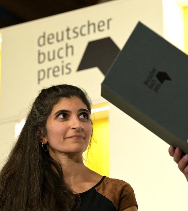 Die Autorin Shida Bazyar nimmt den Deutschen Buchpreis entgegen.