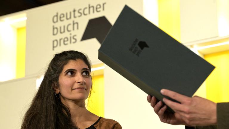 Die Autorin Shida Bazyar nimmt den Deutschen Buchpreis entgegen.