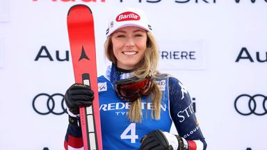 Mikaela Shiffrin posiert mit ihren Ski.