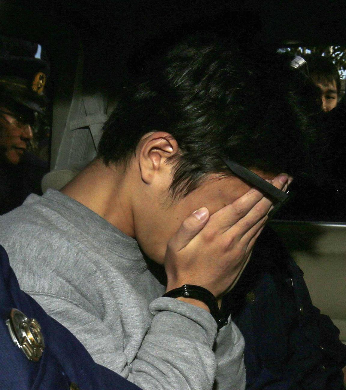 (Archiv) Takahiro Shiraishi verbirgt sein Gesicht, als er der Staatsanwaltschaft übergeben wird. 