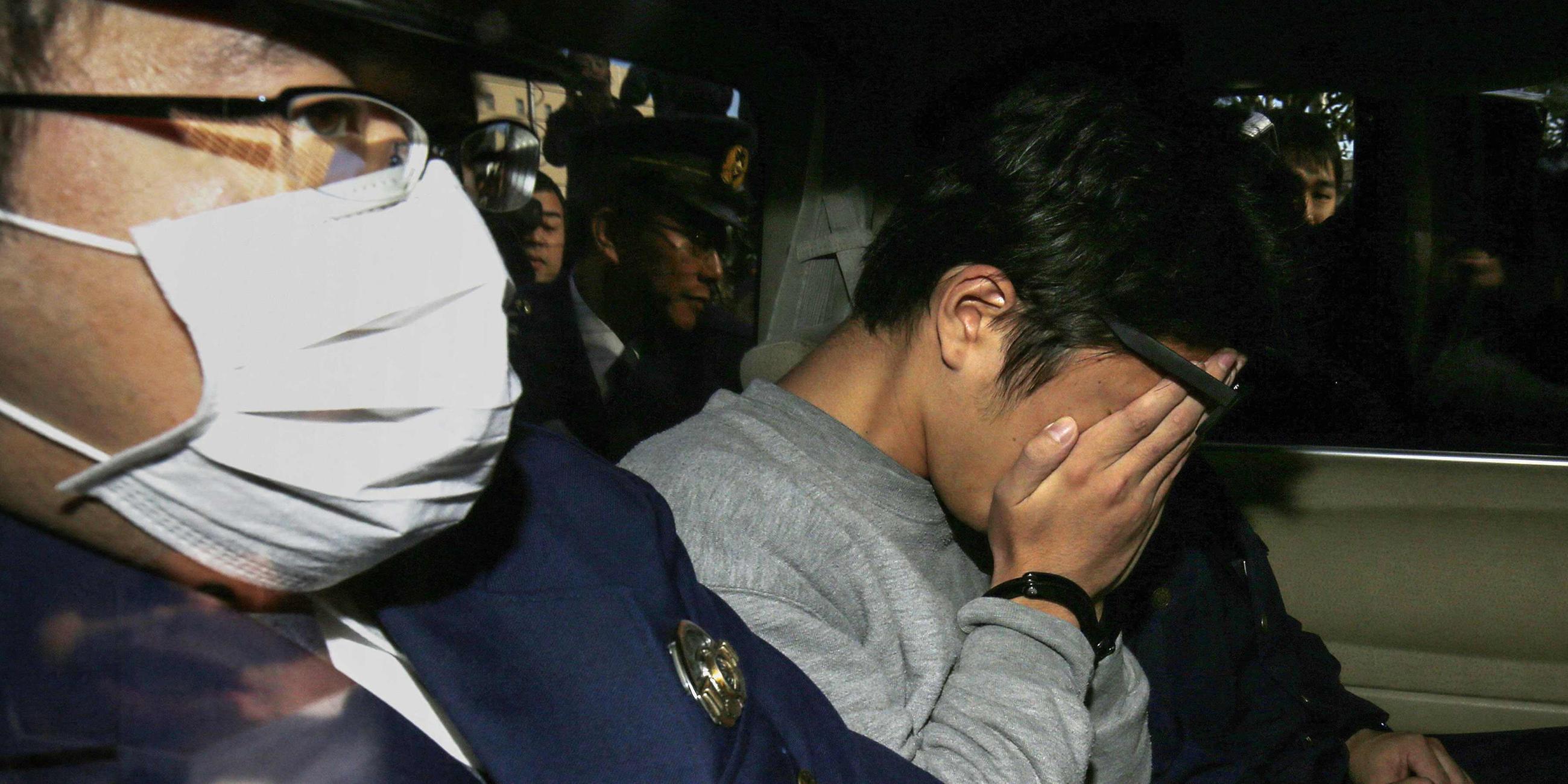 (Archiv) Takahiro Shiraishi verbirgt sein Gesicht, als er der Staatsanwaltschaft übergeben wird. 