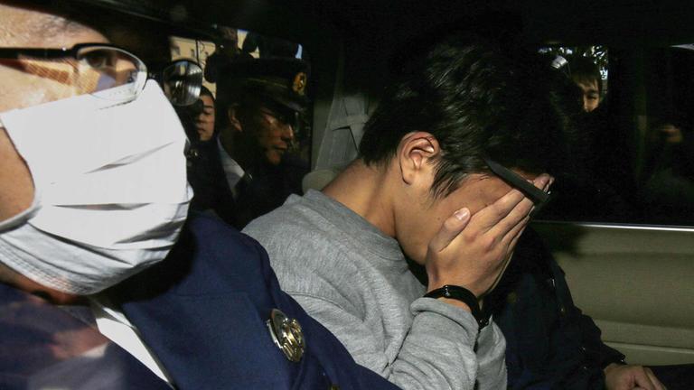 (Archiv) Takahiro Shiraishi verbirgt sein Gesicht, als er der Staatsanwaltschaft übergeben wird. 