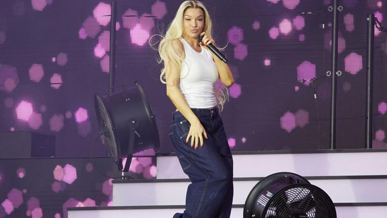 Shirin David auf der Bühne