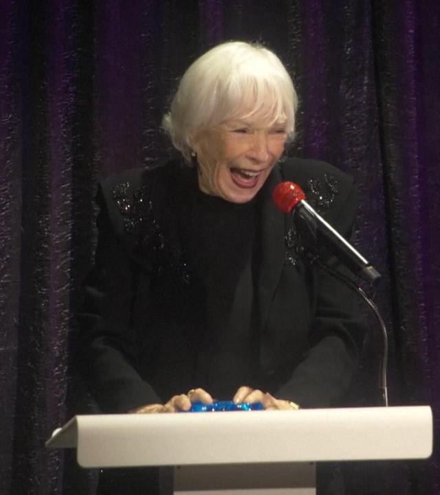 Schaupielerin Shirley MacLain erhält Preis für ihr Lebenswerk und steht am Rednerpult in der Dance Hall of Fame in Los Angeles