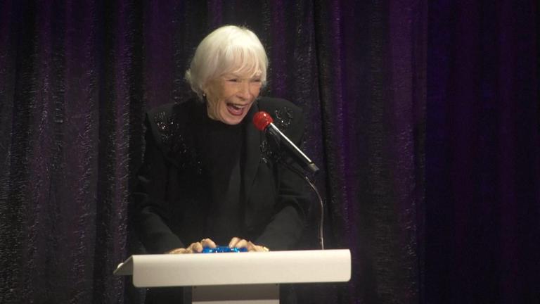 Schaupielerin Shirley MacLain erhält Preis für ihr Lebenswerk und steht am Rednerpult in der Dance Hall of Fame in Los Angeles