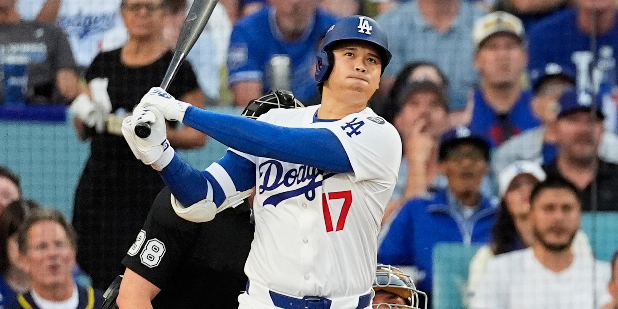 Archiv: Shohei Ohtani von den Los Angeles Dodgers beobachtet seinen Homerun während des ersten Innings gegen die Milwaukee Brewers in Spiel 4 der Baseball National League Championship Series am 17. 10. 2025, in Los Angeles