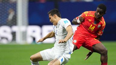Der kongolesische Nationalspieler Noah Sadiki bringt seinen usbekischen Kontrahenten Otabek Shukurov im Zweikampf zu Fall