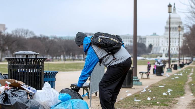 Archiv: Übervolle Mülleimer in Washington, USA, aufgenommen am 25.12.2018
