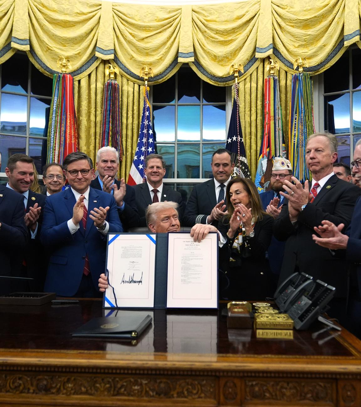 US-Präsident Donald Trump hält seine Unterschrift unter dem Übergangshalt in den Händen im Weißen Haus.