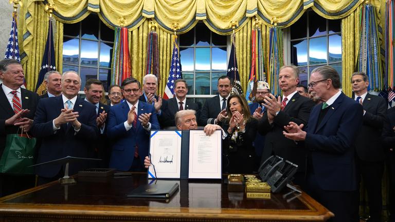 US-Präsident Donald Trump hält seine Unterschrift unter dem Übergangshalt in den Händen im Weißen Haus.