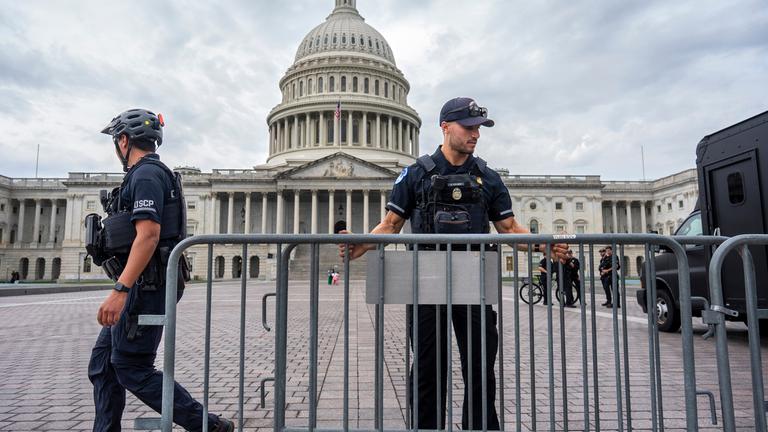 Beamte der Capitol Police justieren die Sicherheitsbarrieren rund um den East Plaza im Kapitol in Washington