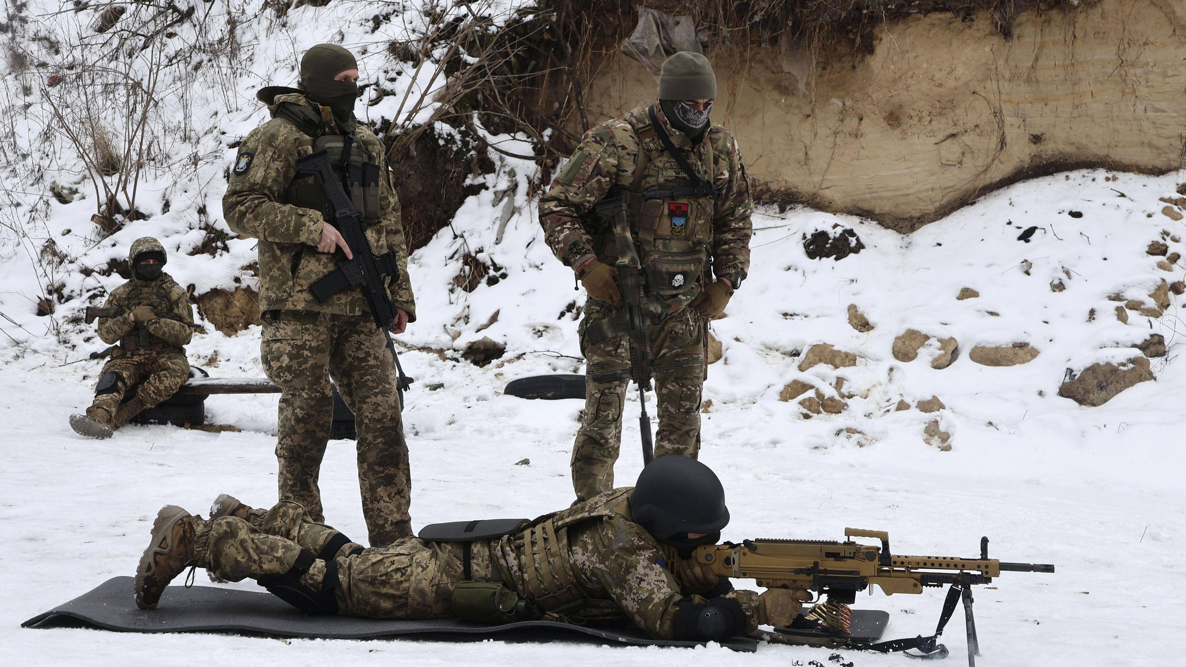 Russische Freiwillige, die sich dem ukrainischen Militär angeschlossen haben, um gegen ihr Heimatland zu kämpfen, werden in der Provinz Kiew in der Zentral- und Nordukraine ausgebildet. Archivbild
