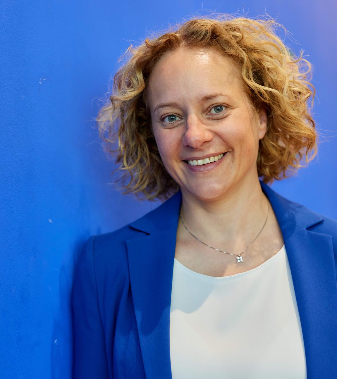 Eine Aufnahme der Physikerin Stefanie Wehner, wie sie in die Kamera lächelt.