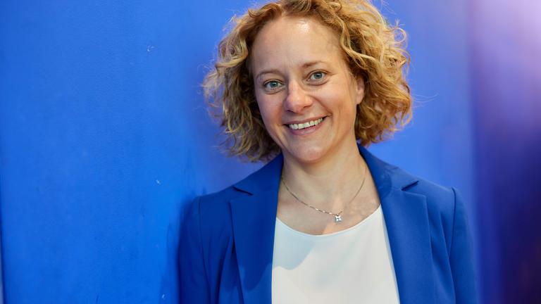 Eine Aufnahme der Physikerin Stefanie Wehner, wie sie in die Kamera lächelt.