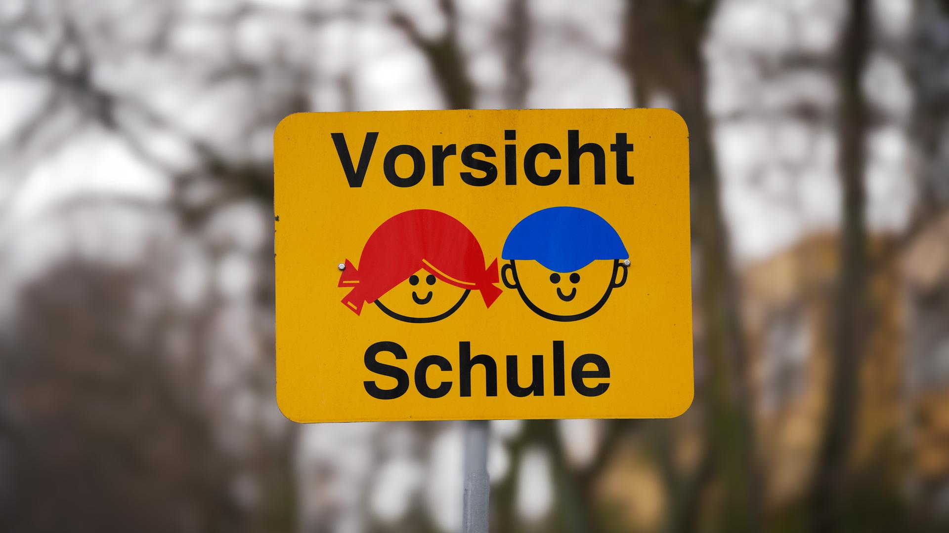 Ein Schild warnt mit dem Schriftzug Vorsicht Kinder.