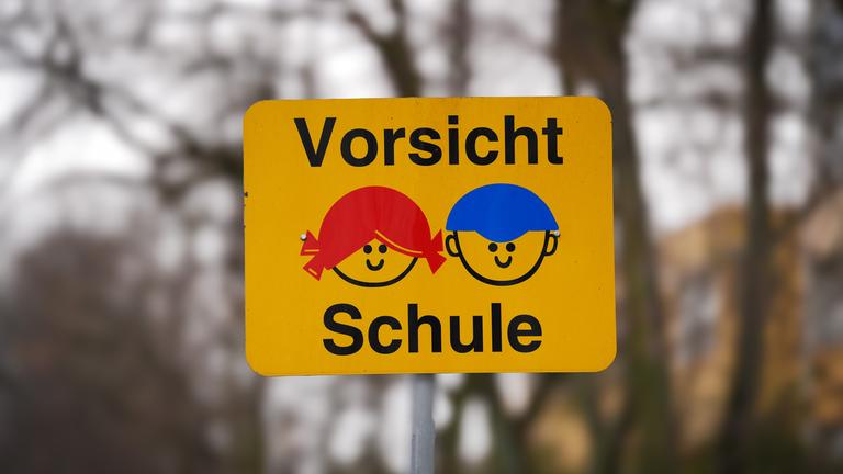 Ein Schild warnt mit dem Schriftzug Vorsicht Kinder.