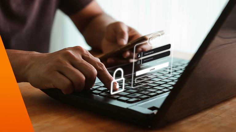 Mit Laptop und Handy loggt sich jemand ein