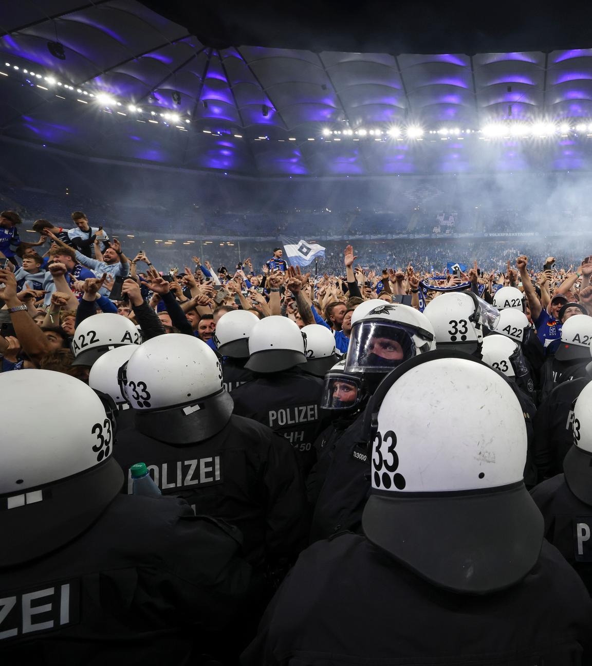 Symbolbild: Fußball: 2. Bundesliga, Hamburger SV - SSV Ulm 1846, 33. Spieltag, Volksparkstadion, Einsatzkräfte der Polizei sichern den Spielertunnel vor HSV-Fans, die nach dem Spiel den Rasen gestürmt haben.