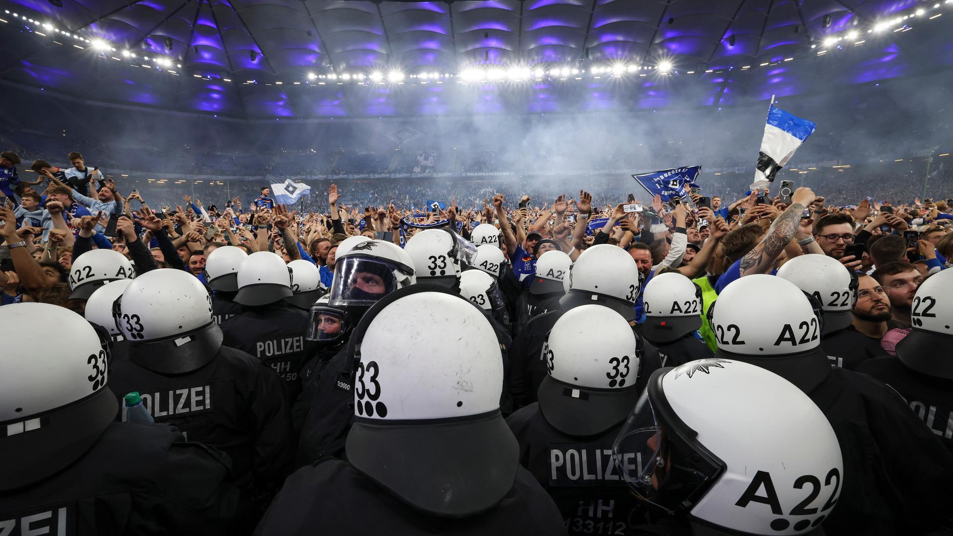 Symbolbild: Fußball: 2. Bundesliga, Hamburger SV - SSV Ulm 1846, 33. Spieltag, Volksparkstadion, Einsatzkräfte der Polizei sichern den Spielertunnel vor HSV-Fans, die nach dem Spiel den Rasen gestürmt haben.