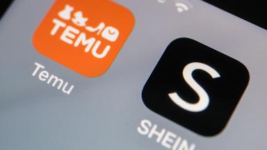 Die Apps der Internethändler Temu und Shein sind auf dem Display eines Smartphones zu sehen.