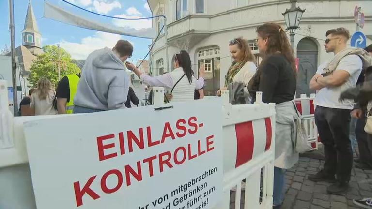 Einlasskontrolle bei Volksfest