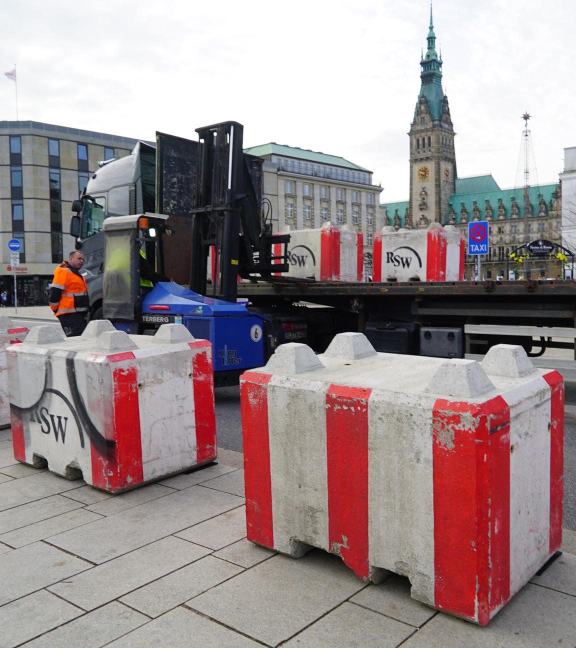 Terrorschutz in Hamburg für den Weihnachtsmarkt wird aufgebaut.