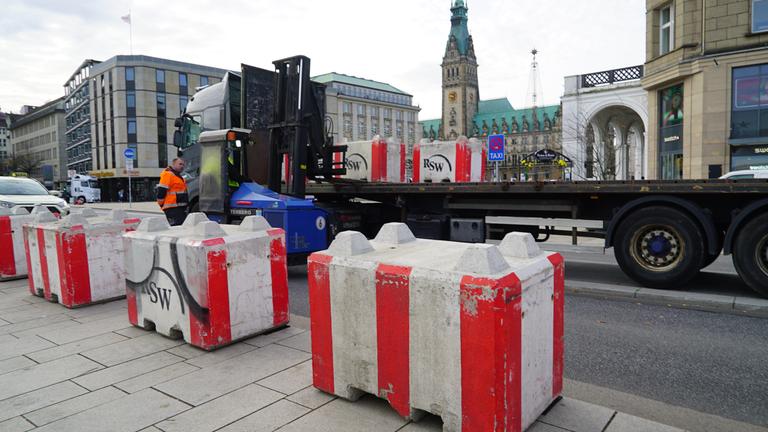 Terrorschutz in Hamburg für den Weihnachtsmarkt wird aufgebaut.
