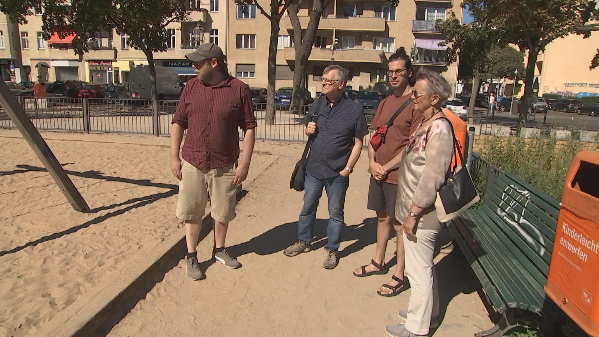Anwohner stehen auf einem Spielplatz am Leopoldplatz in Berlin