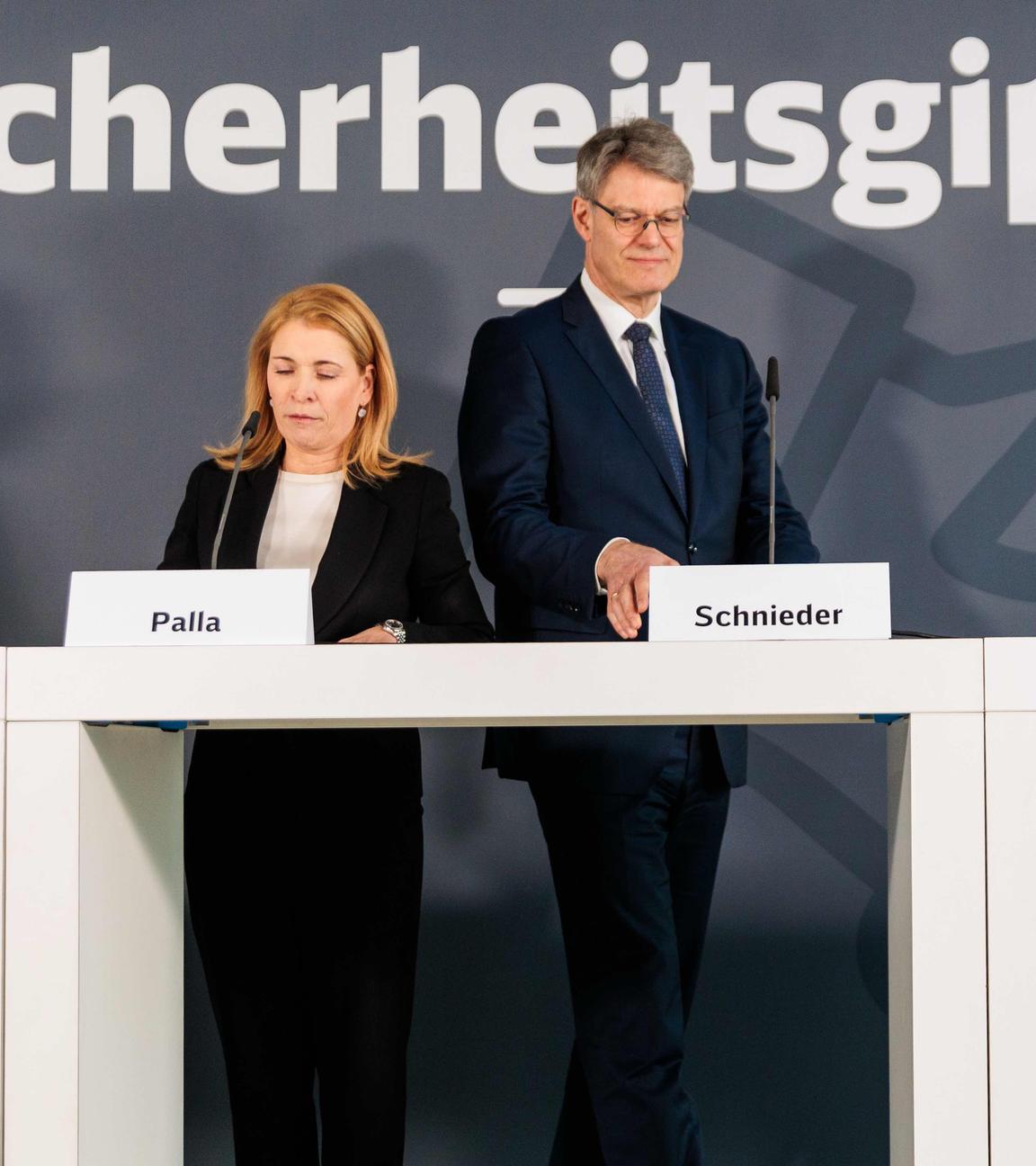 Patrick Schnieder, Bundesminister für Verkehr, und Evelyn Palla, Vorstandsvorsitzende der Deutschen Bahn AG, sprechen bei einer Pressekonferenz