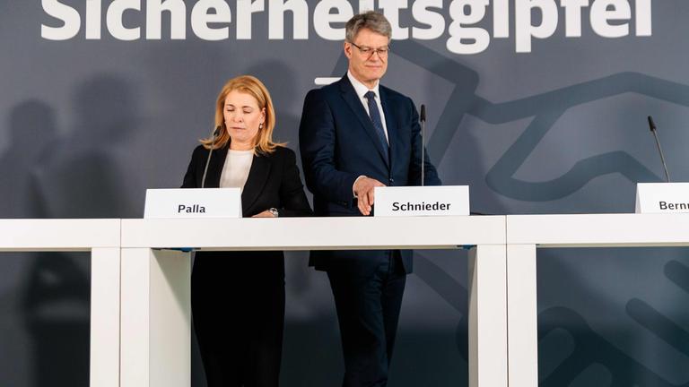Patrick Schnieder, Bundesminister für Verkehr, und Evelyn Palla, Vorstandsvorsitzende der Deutschen Bahn AG, sprechen bei einer Pressekonferenz