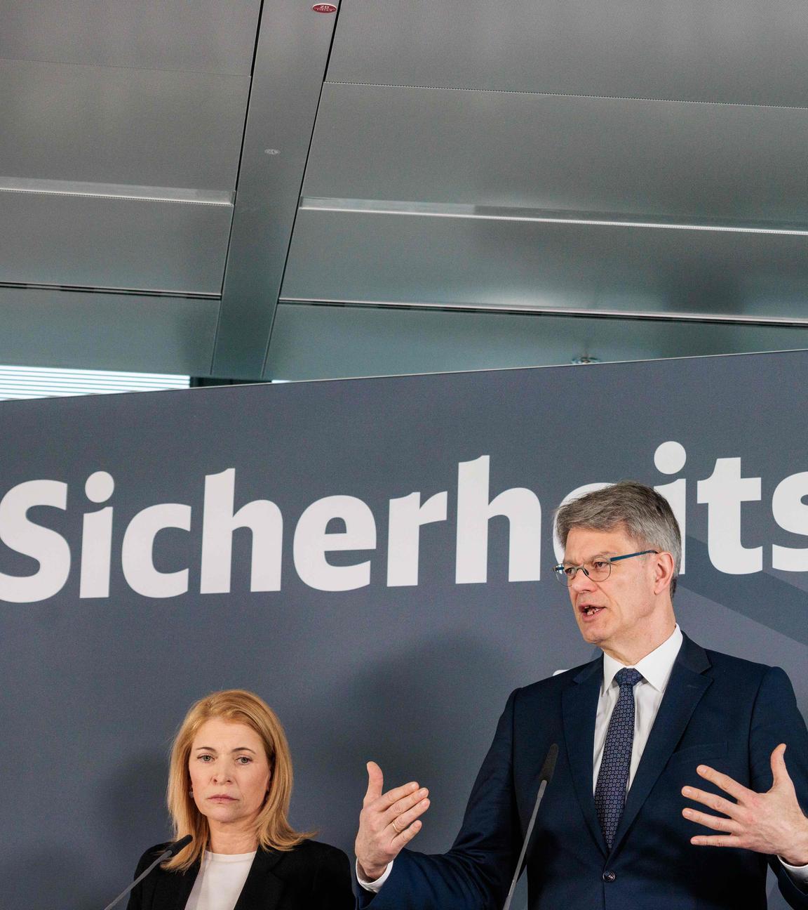 Christian Bernreiter (CSU, r), Bayerischer Staatsminister für Wohnen, Bau und Verkehr sowie Vorsitzender der Landesverkehrsministerkonferenz, Patrick Schnieder (CDU), Bundesminister für Verkehr, und Evelyn Palla, Vorstandsvorsitzende der Deutschen Bahn AG.