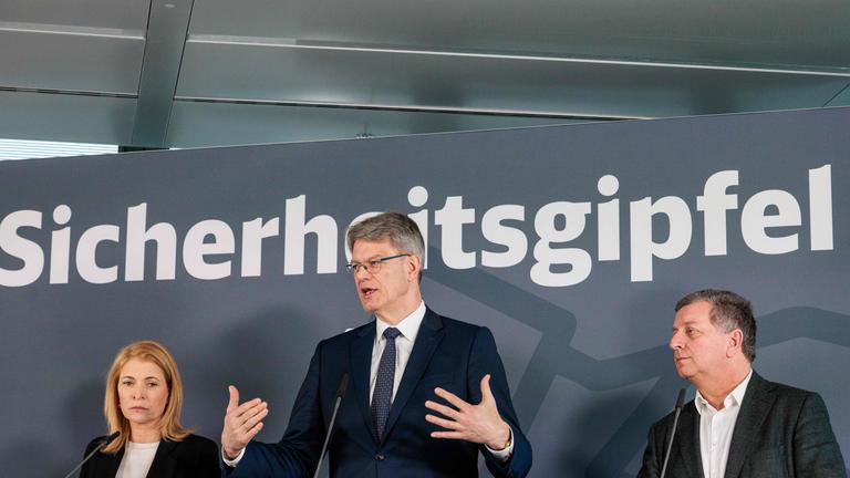 Christian Bernreiter (CSU, r), Bayerischer Staatsminister für Wohnen, Bau und Verkehr sowie Vorsitzender der Landesverkehrsministerkonferenz, Patrick Schnieder (CDU), Bundesminister für Verkehr, und Evelyn Palla, Vorstandsvorsitzende der Deutschen Bahn AG.