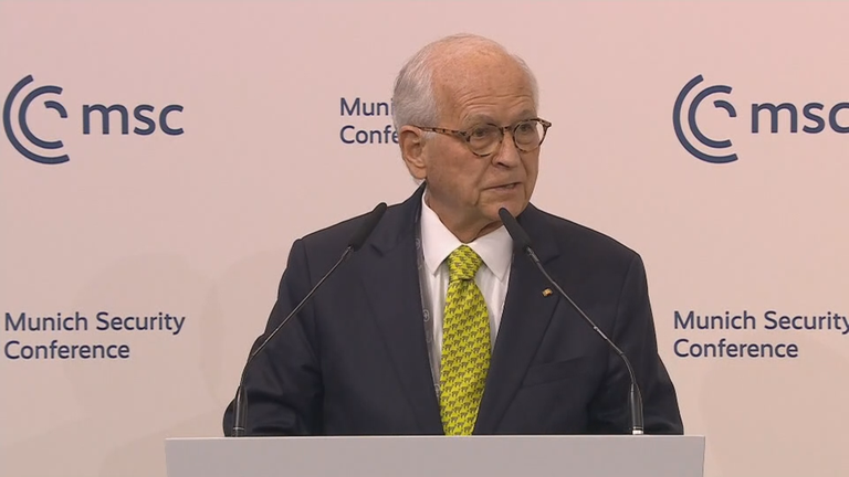 Vorsitzender Ischinger bei der Münchner Sicherheitskonferenz am Rednerpult