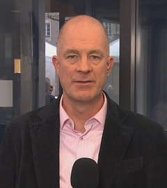 Militärexperte Christian Mölling vor dem Bayerischen Hof, wo die Münchner Sicherheitskonferenz stattfindet.