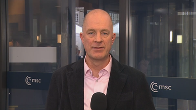 Militärexperte Christian Mölling vor dem Bayerischen Hof, wo die Münchner Sicherheitskonferenz stattfindet.