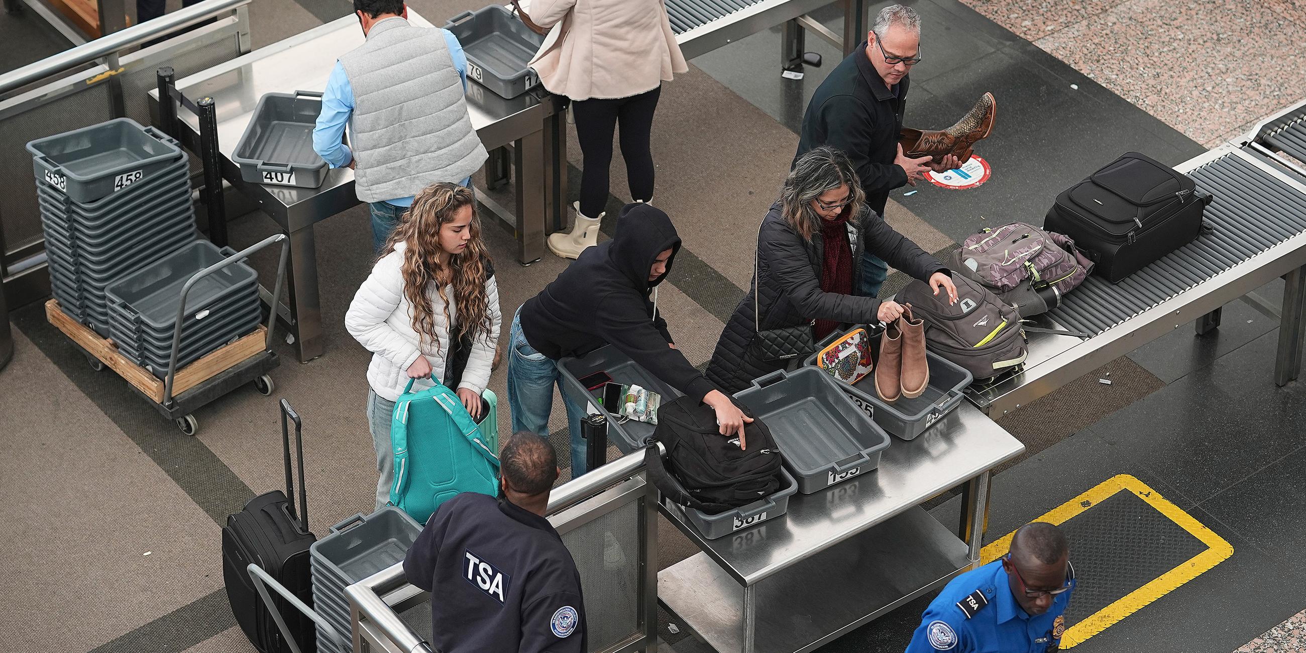 Reisende bei der Sicherheitskontrolle am Denver International Airport