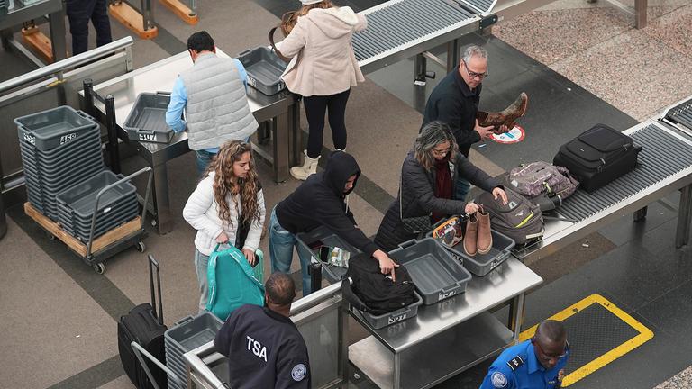 Reisende bei der Sicherheitskontrolle am Denver International Airport