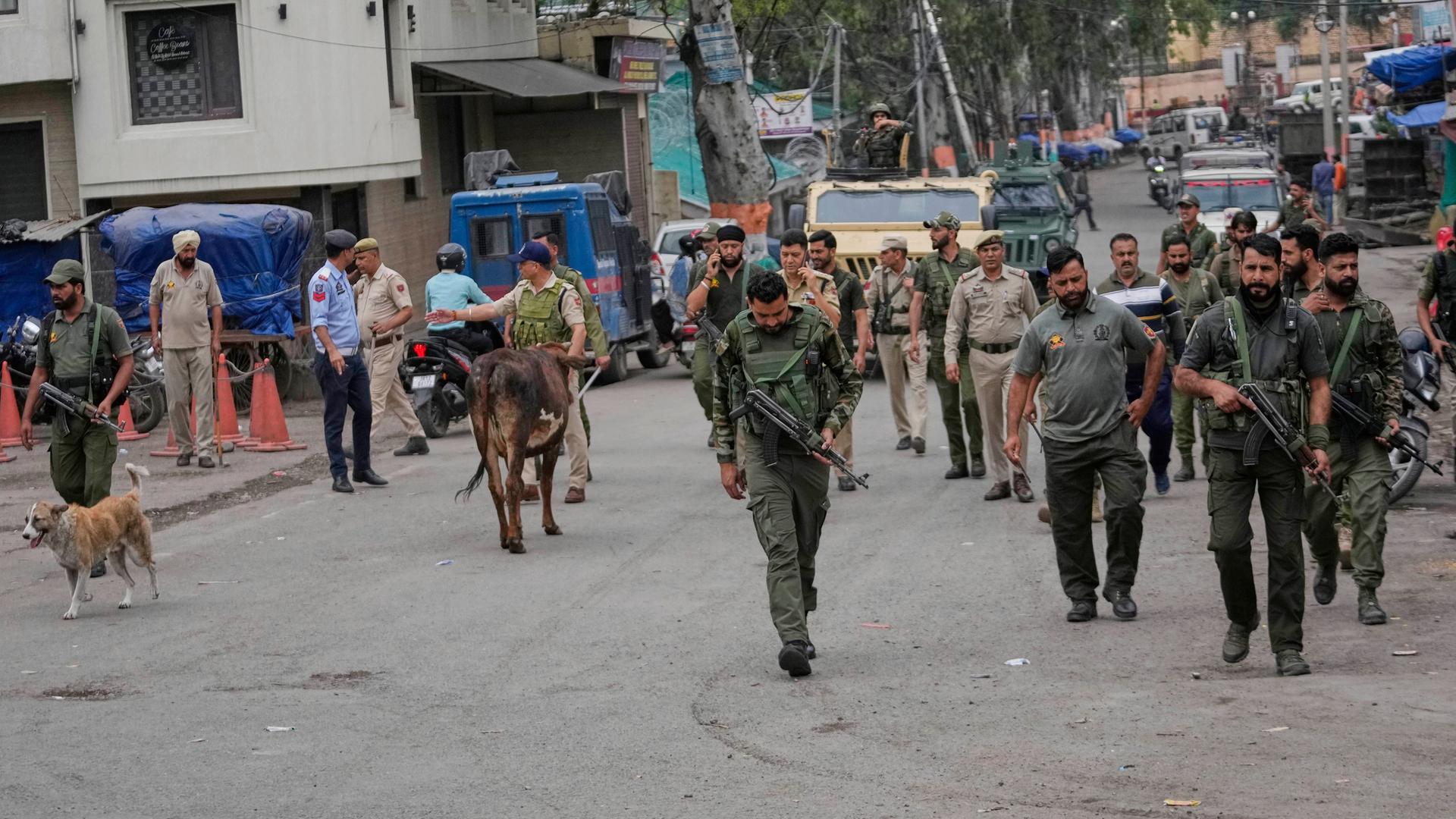 Sicherheitskräfte patrouillieren nach pakistanischem Artilleriebeschuss in Poonch entlang der Kontrolllinie im indisch kontrollierten Kaschmir am 8. 5. 2025. 