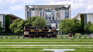 06.08.2026, Berlin: Ein Touristenbus fährt vor dem Kanzleramt lang.
