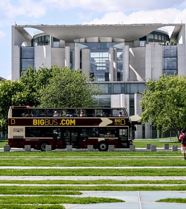 06.08.2026, Berlin: Ein Touristenbus fährt vor dem Kanzleramt lang.